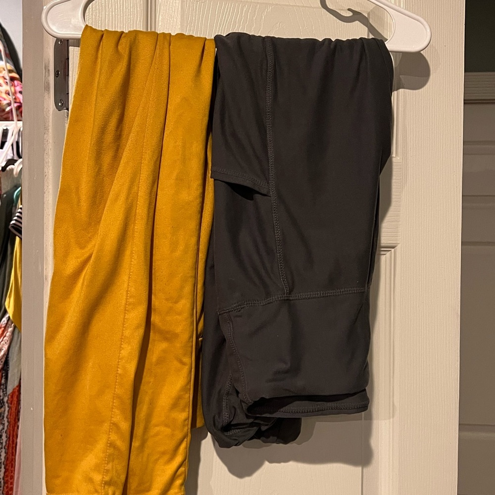 Womens boutique leggings 2 pairs size small/ medium